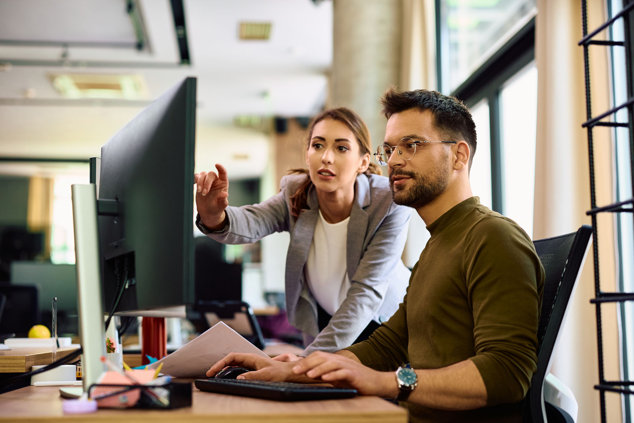 Woman in HR Helping a Teammate - HR Outsourcing - Hanna Resource Group - JPG Photo of Woman in HR Helping a Teammate